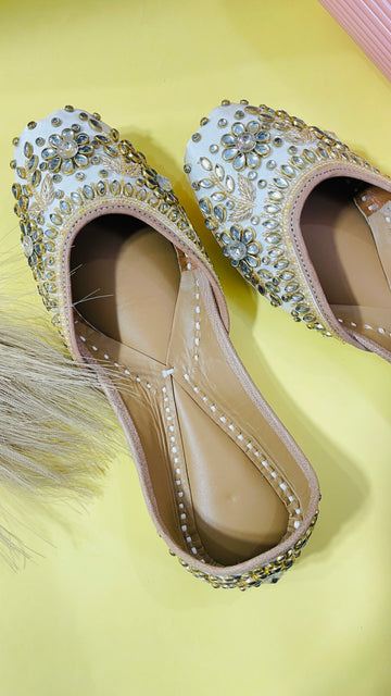 Regal Glow~Cream Kundan Jutti