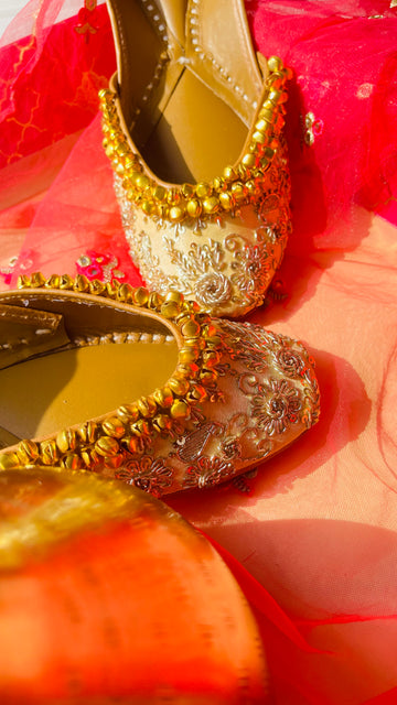 Golden Ghungroo Glam: Handcrafted Festive Juttis