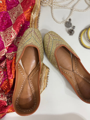 Zari Noor: Timeless Golden Elegance