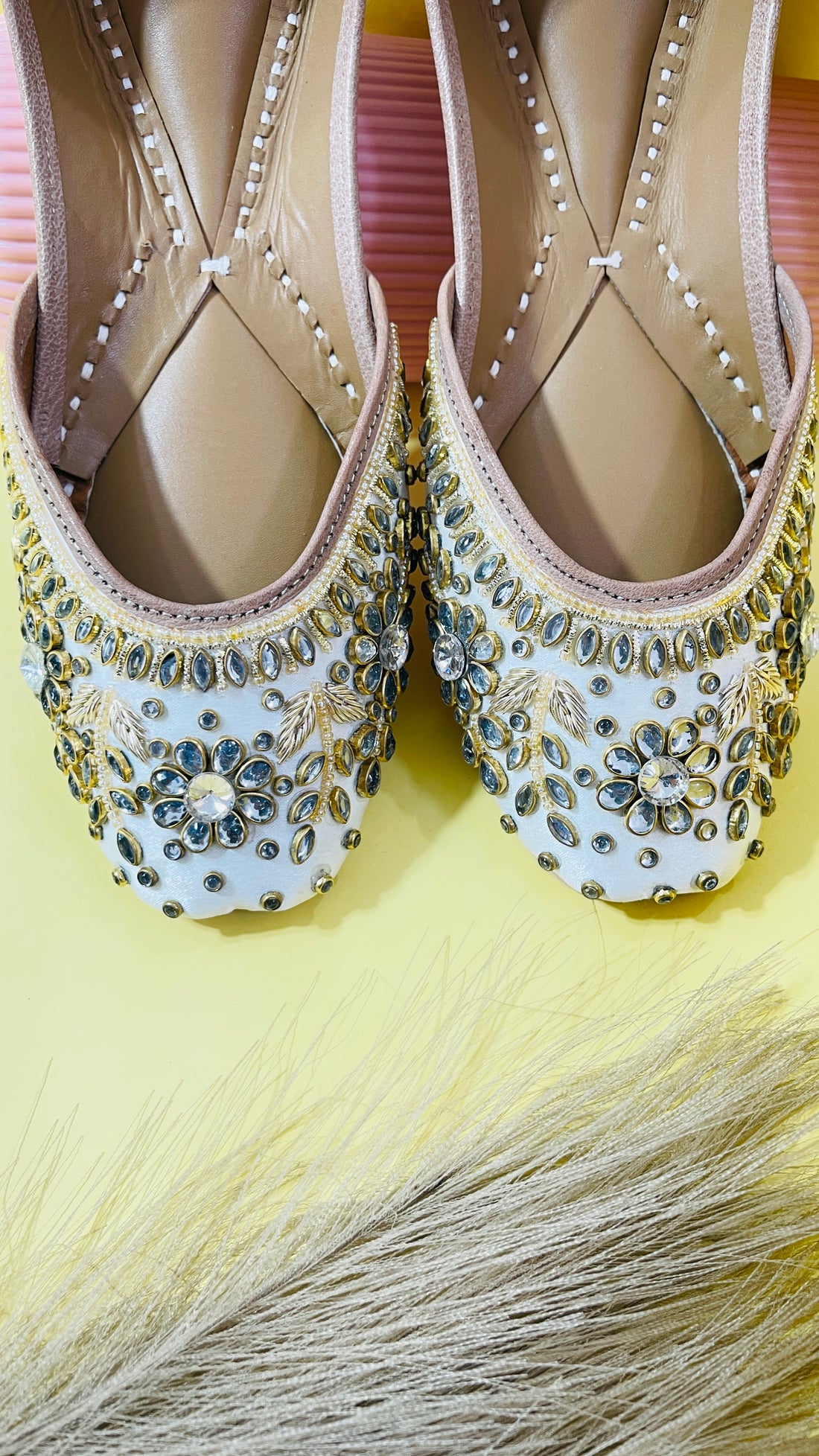 Regal Glow~Cream Kundan Jutti