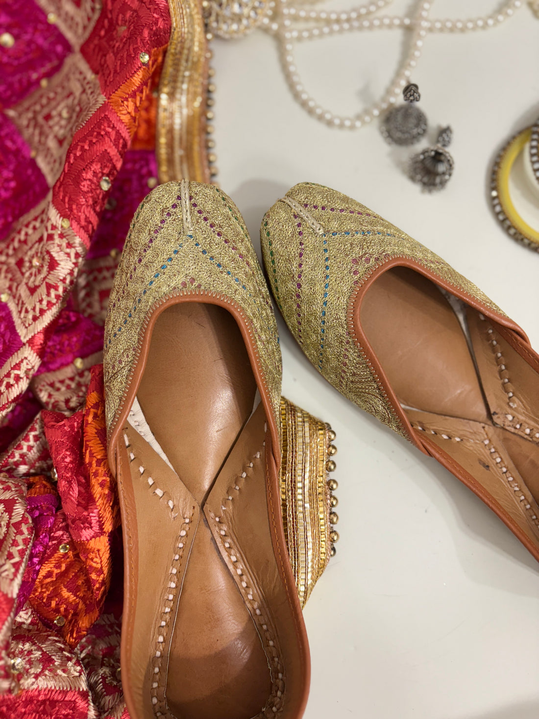 Zari Noor: Timeless Golden Elegance