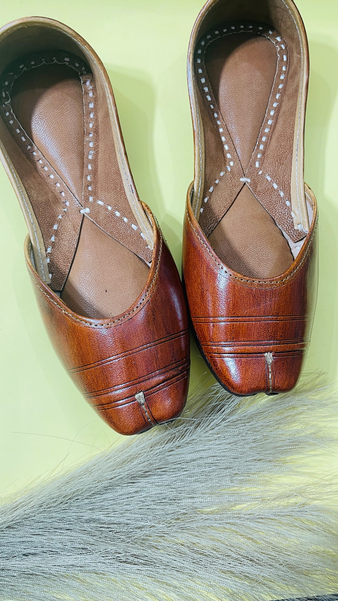 Minimalist Leather Finish Juttis