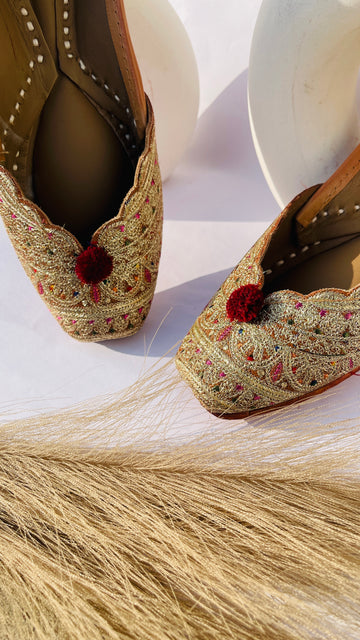 Riwaayat ~ A Timeless Punjabi Jutti Crafted in Gold Zari Elegance