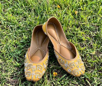 Sunlit Glow: Yellow Pearl Jutti